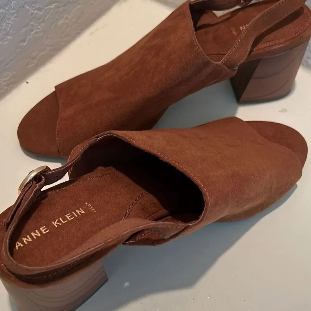 Anne Klein Flex Womens 10 Sandals Chunky Block Heel Faux Suede Cognac Brown New